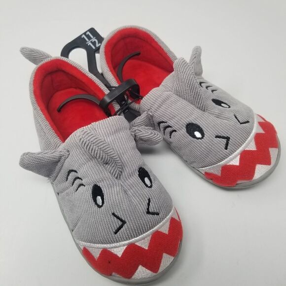 NWT. SHARK SLIPPERS FOR BOYS. - Picture 8 of 10